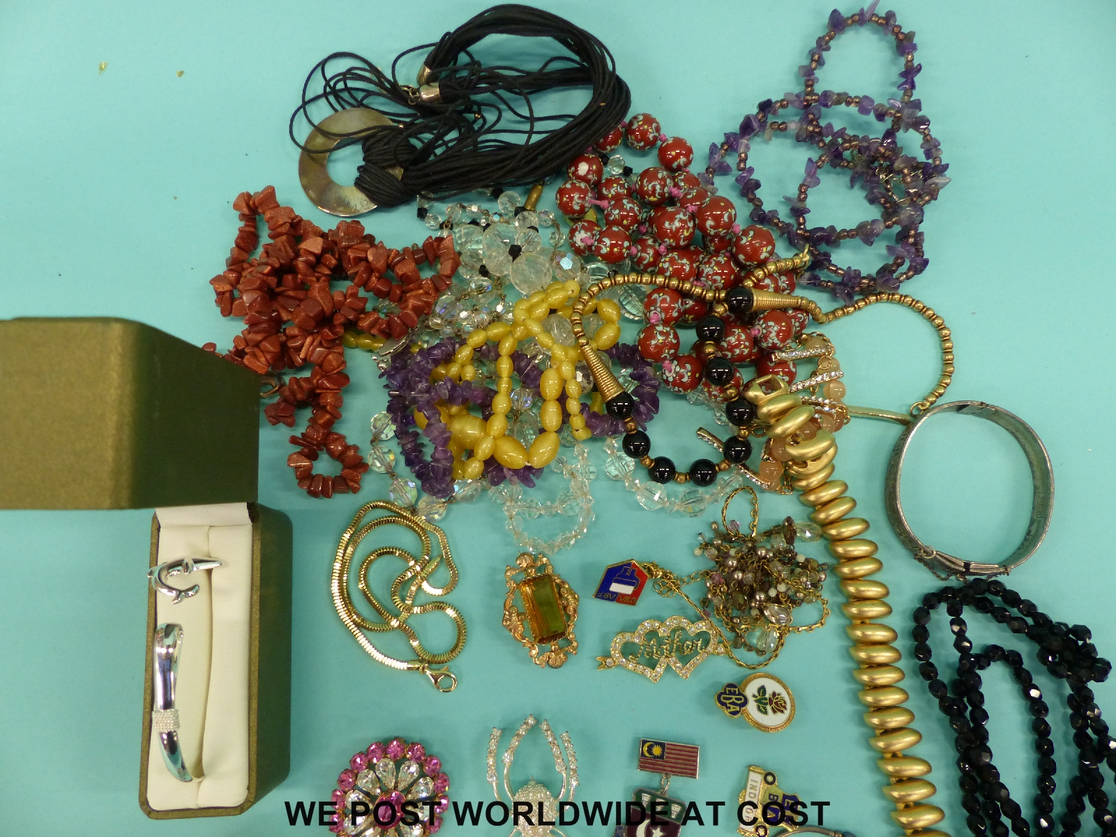 A quantity of costume jewellery to include ceramic beads, amethyst beads, sunstone necklace, - Image 3 of 3