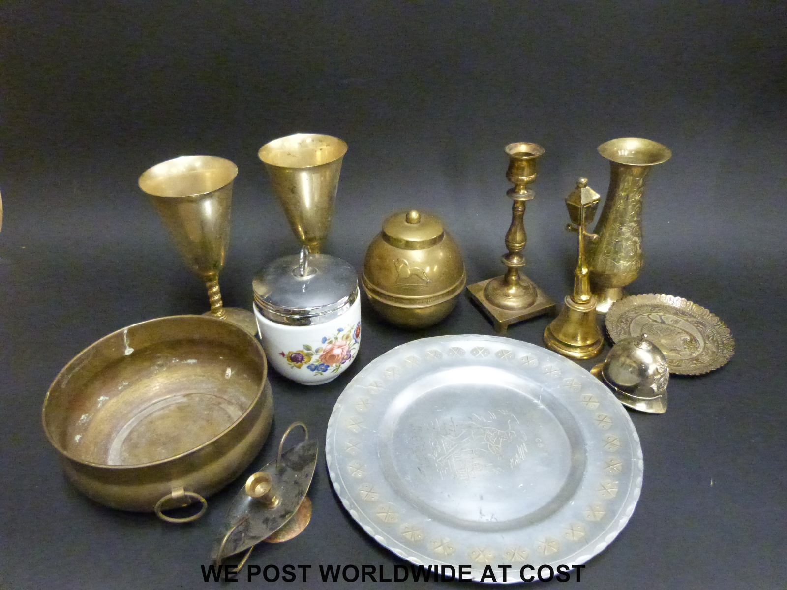 A collection of metalware to include silver plated ware, wall mounted brass bell, - Image 3 of 5