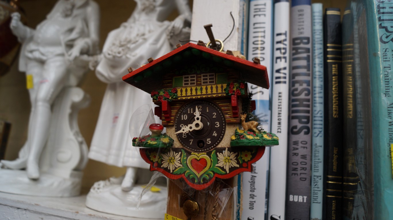 Five various vintage polychrome painted cuckoo clocks. - Image 4 of 4