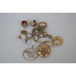 A quantity of 9ct gold and other jewellery.