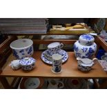 A small quantity of Coalport 'Willow Pattern' items.