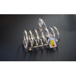 A silver six division toast rack, by Harrison Brothers & Howson, London 1911, 232g, 14cm.