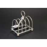 An Edwardian silver four division toast rack, by W Hutton & Sons Ltd, Sheffield 1908, 8.5cm, 85g.