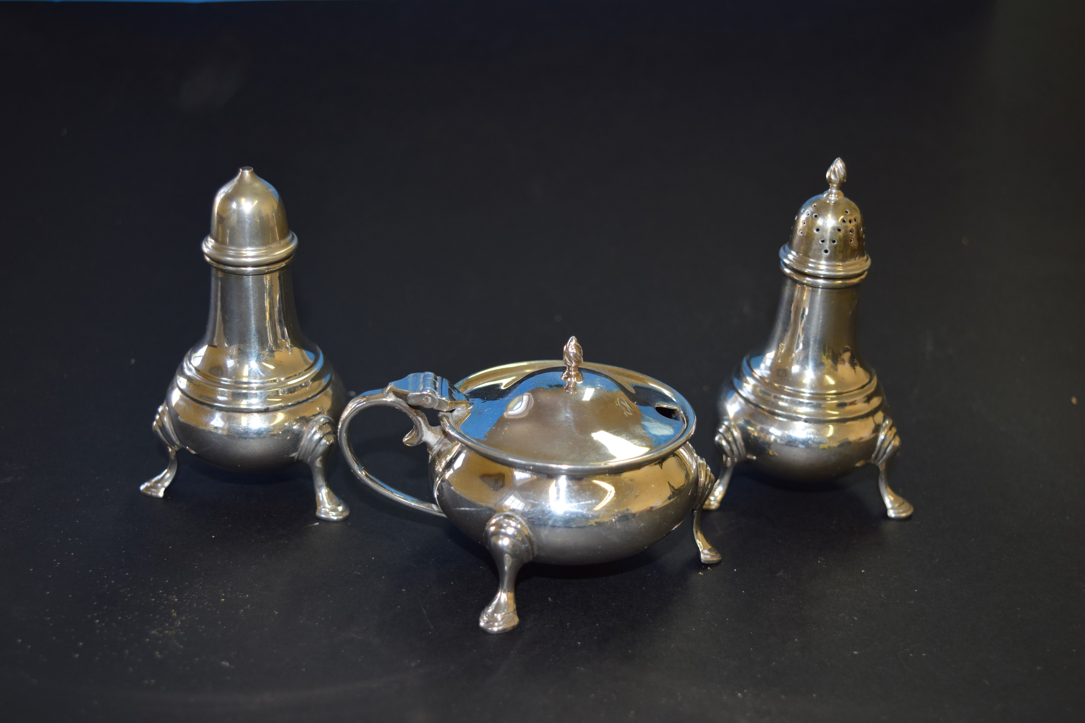 A silver three piece condiment set, by Edward Barnard & Sons Ltd, London 1931/3, 171g.