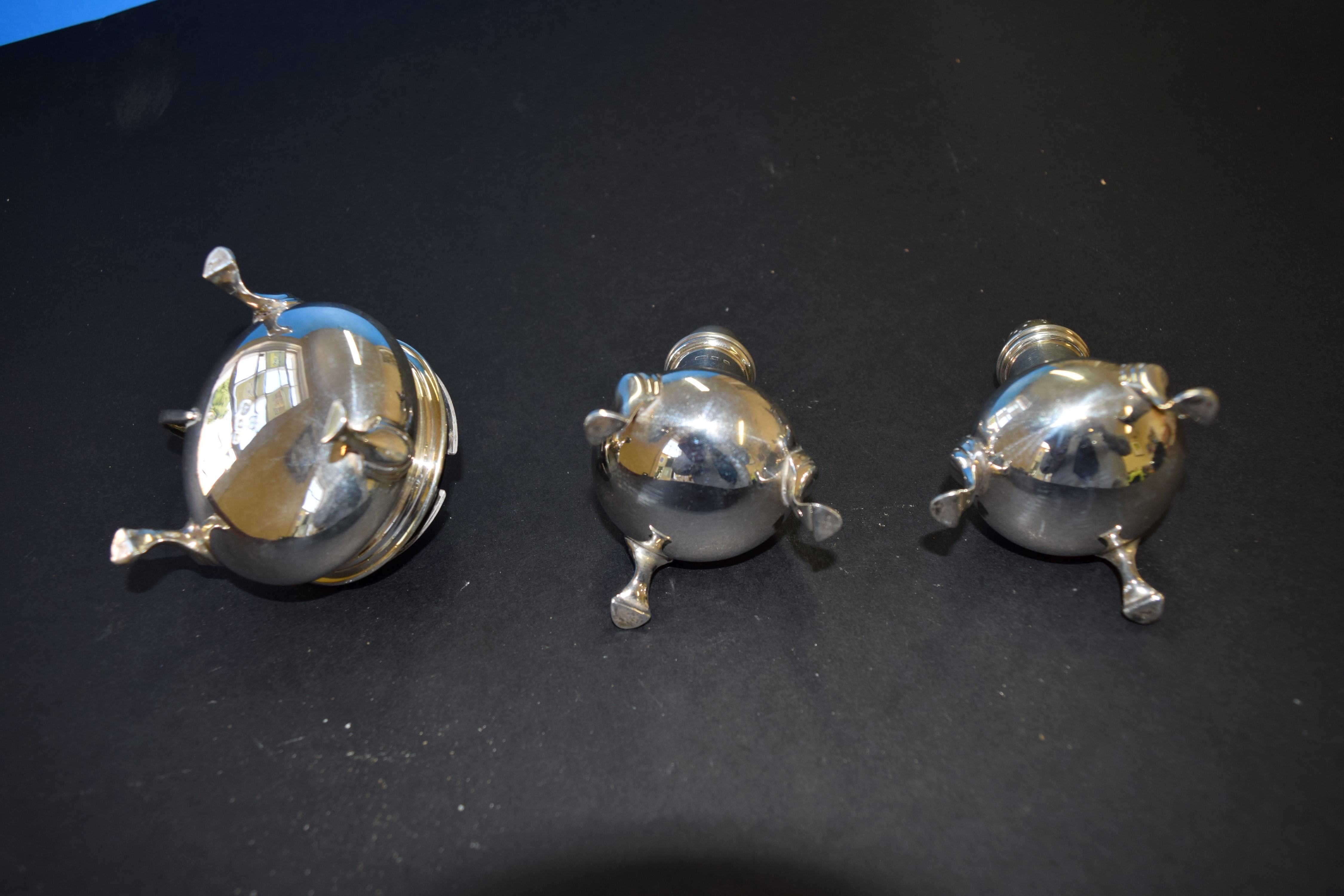 A silver three piece condiment set, by Edward Barnard & Sons Ltd, London 1931/3, 171g. - Image 6 of 6