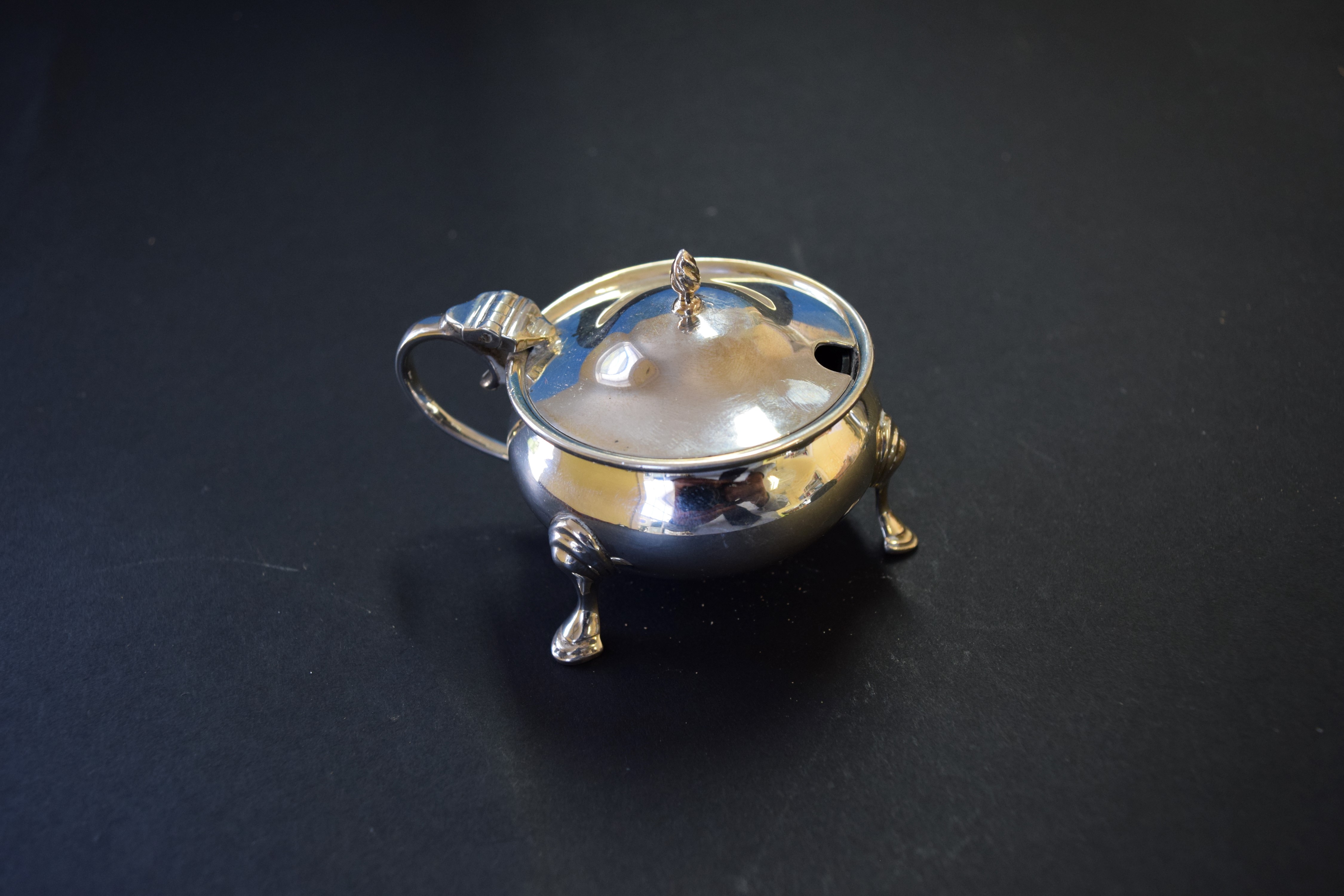 A silver three piece condiment set, by Edward Barnard & Sons Ltd, London 1931/3, 171g. - Image 4 of 6