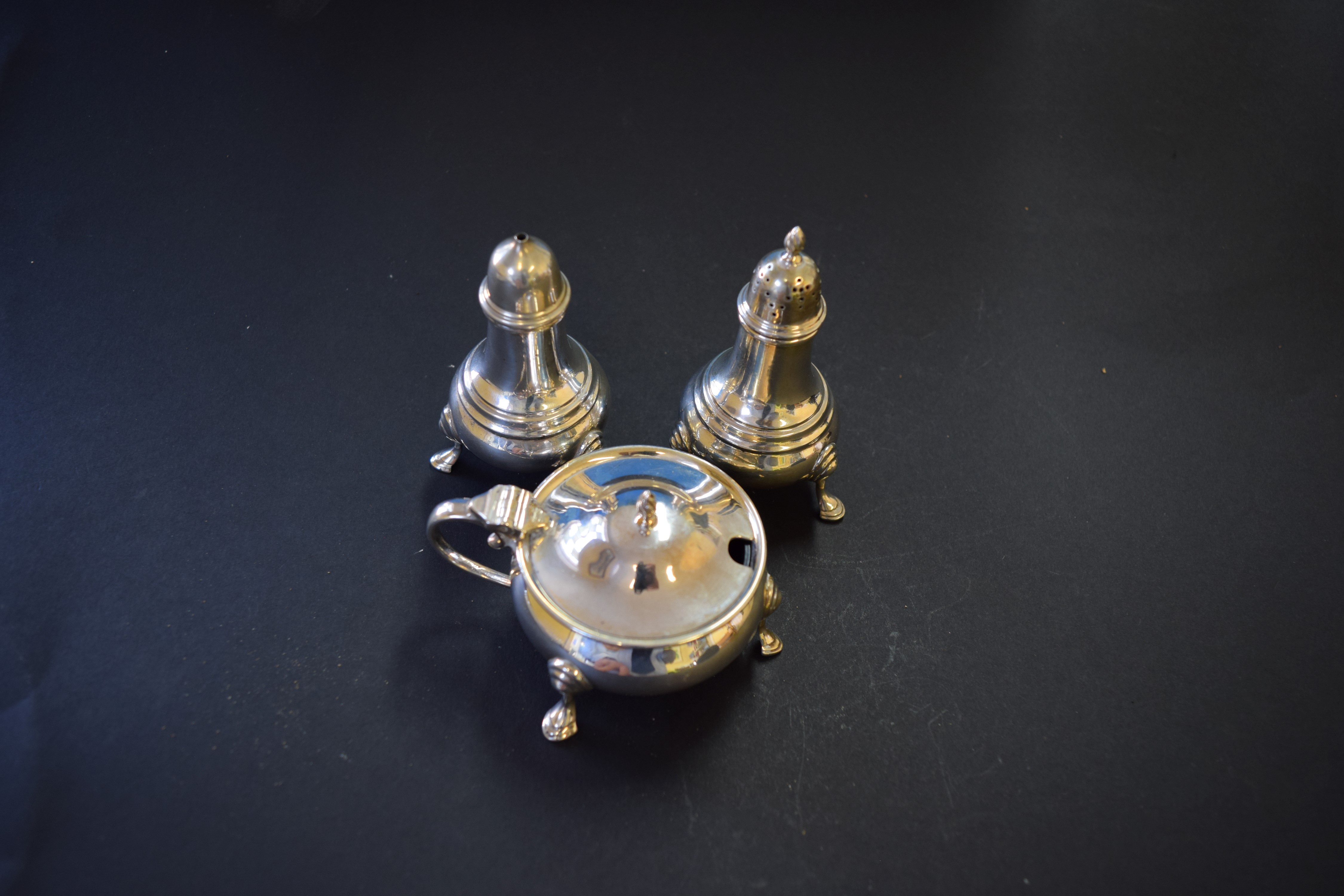 A silver three piece condiment set, by Edward Barnard & Sons Ltd, London 1931/3, 171g. - Image 2 of 6