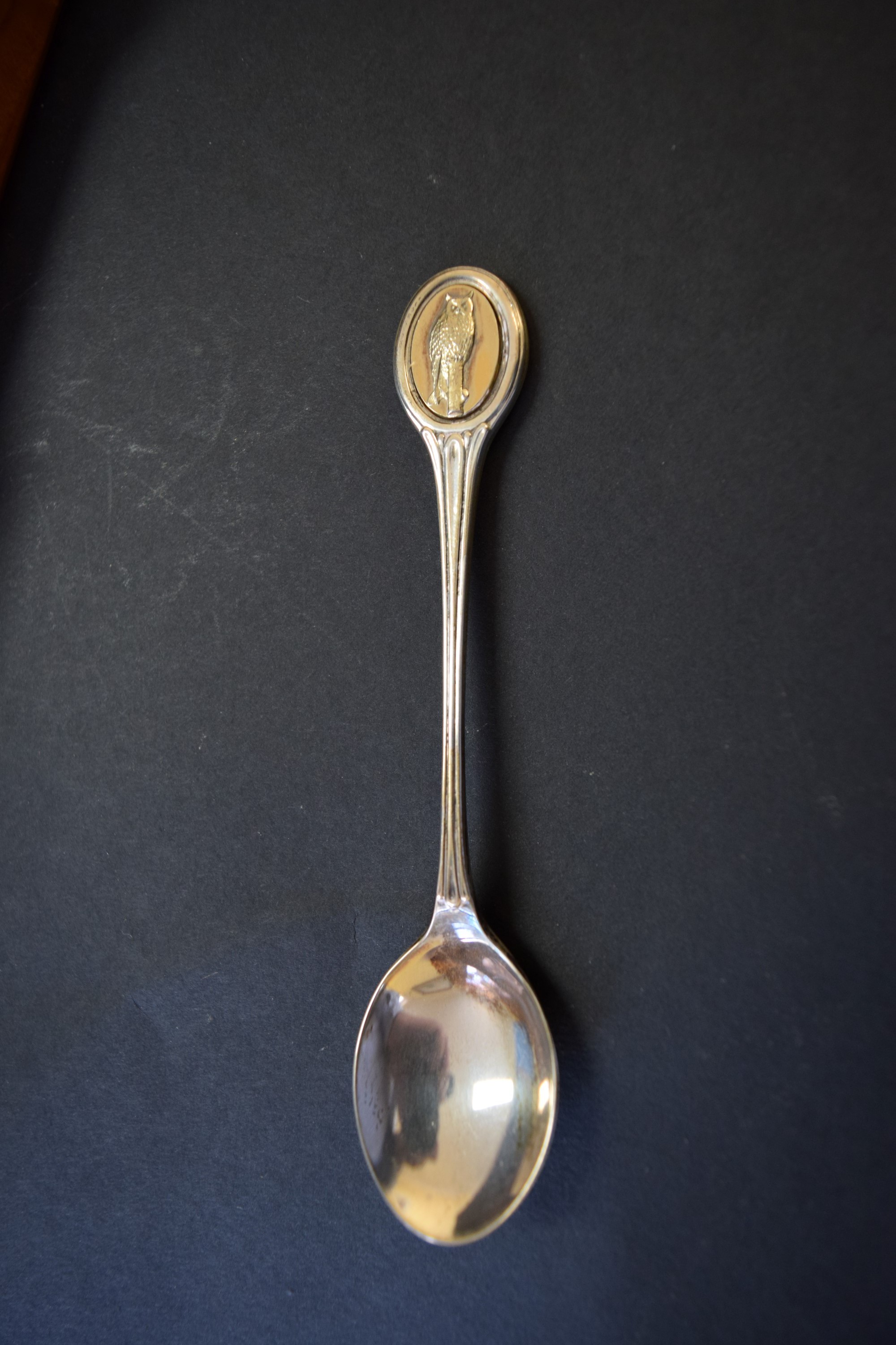 A cased set of twelve RSPB silver gilt teaspoons, by John Pinches, London 1975, 330g, - Image 5 of 8