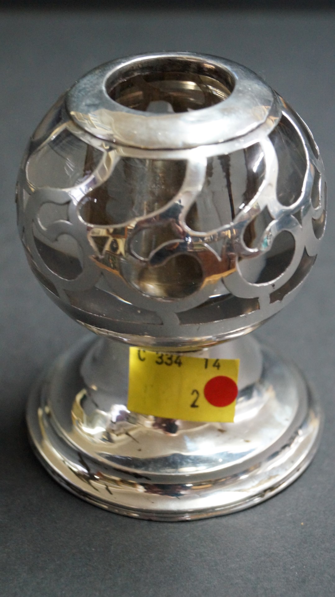 An Edwardian silver overlaid glass ink well, London 1908, 9cm.