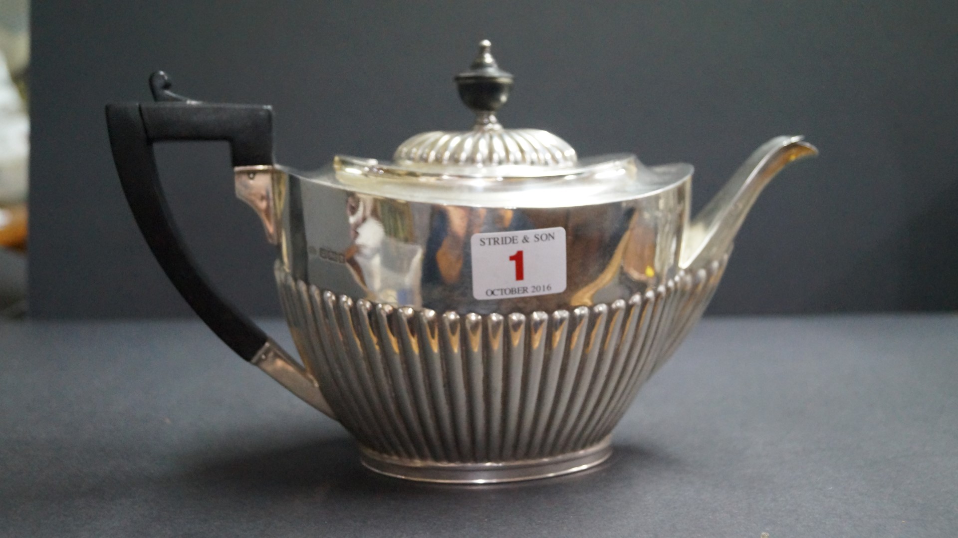 An Edwardian silver Queen Anne style teapot, by John Round & Son, Sheffield 1902, 542g all in.