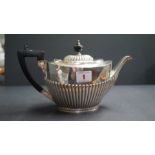 An Edwardian silver Queen Anne style teapot, by John Round & Son, Sheffield 1902, 542g all in.