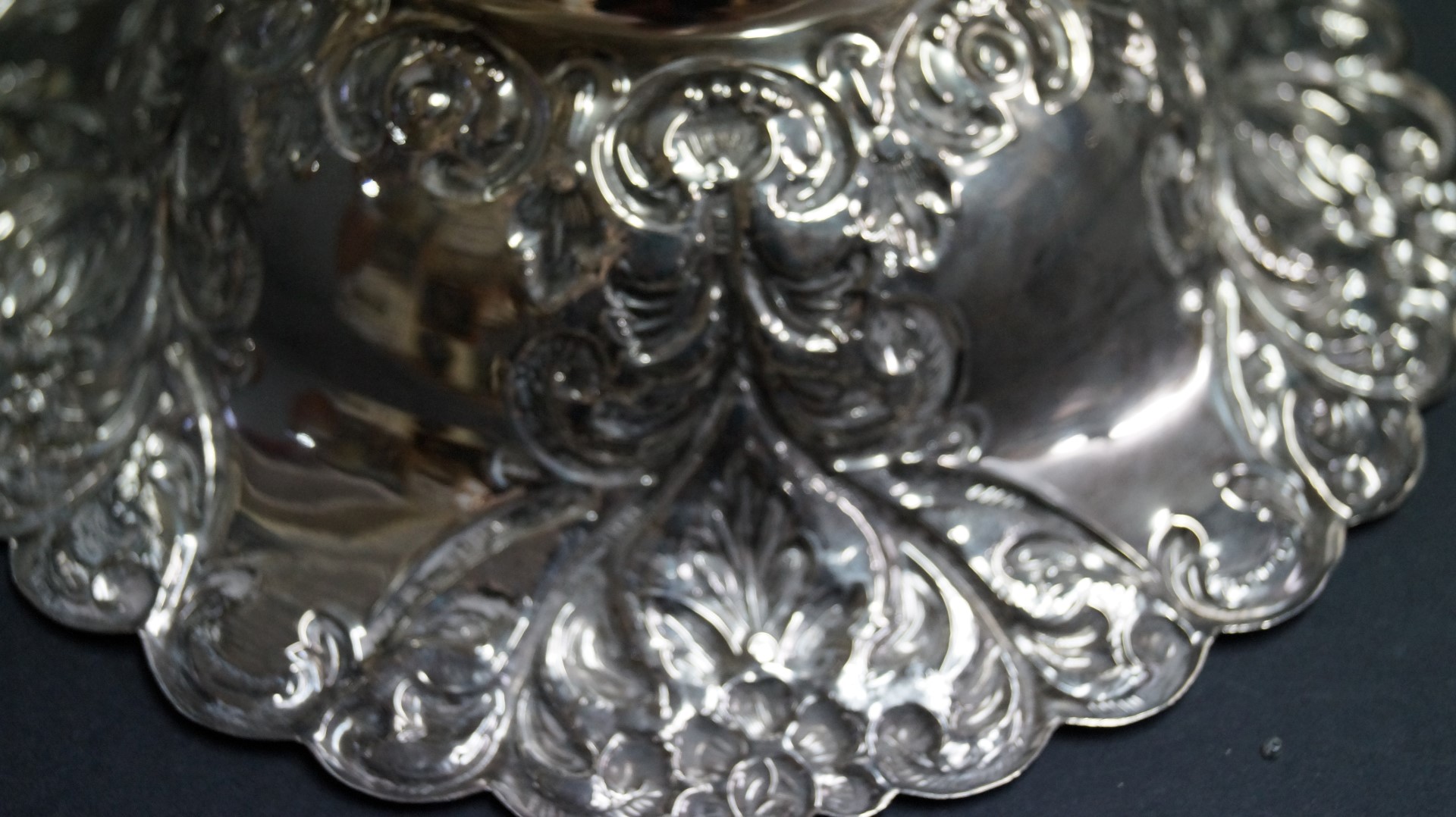 A burnished white metal fruit bowl, having floral decoration, 23. - Image 4 of 4