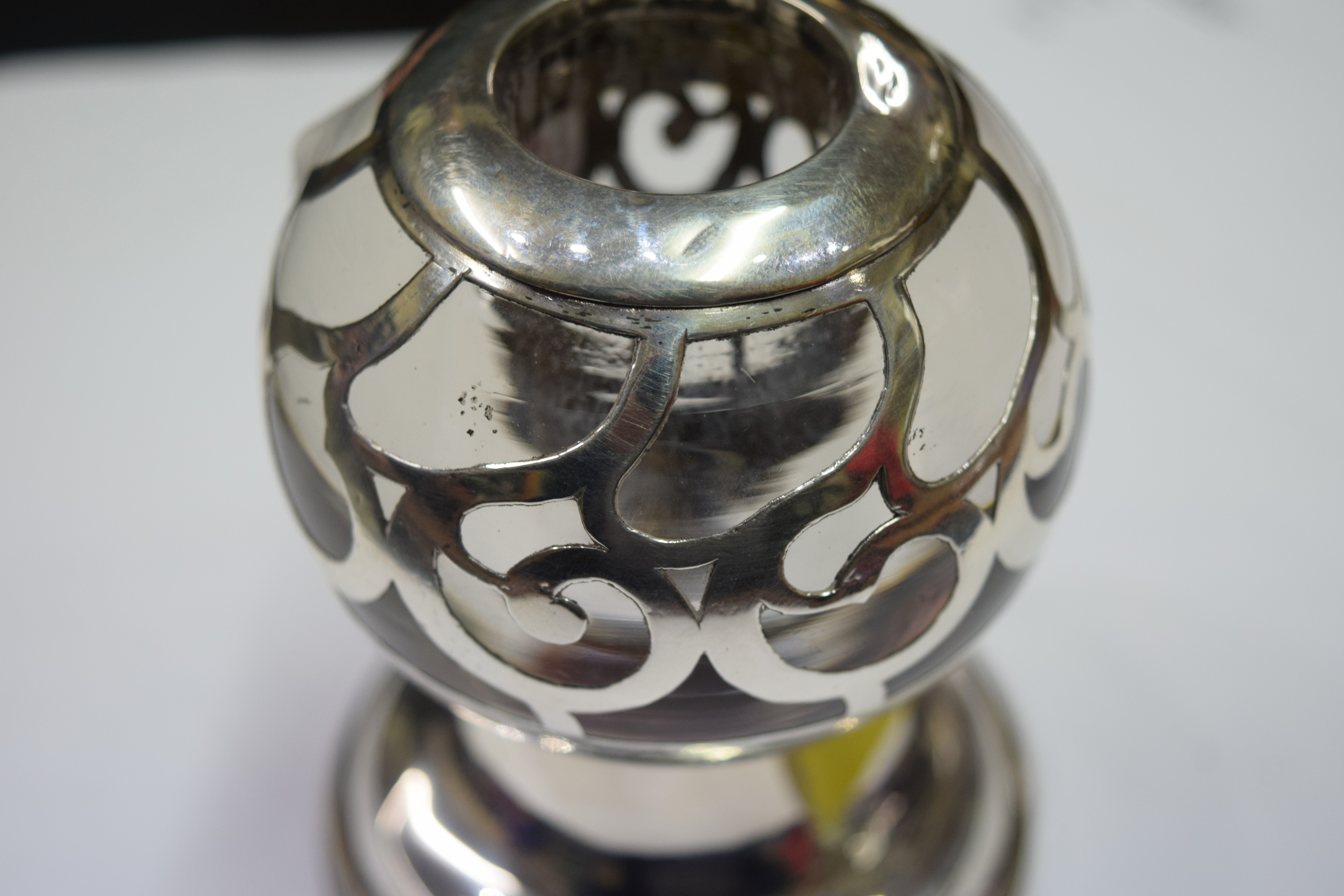 An Edwardian silver overlaid glass ink well, London 1908, 9cm. - Image 3 of 10