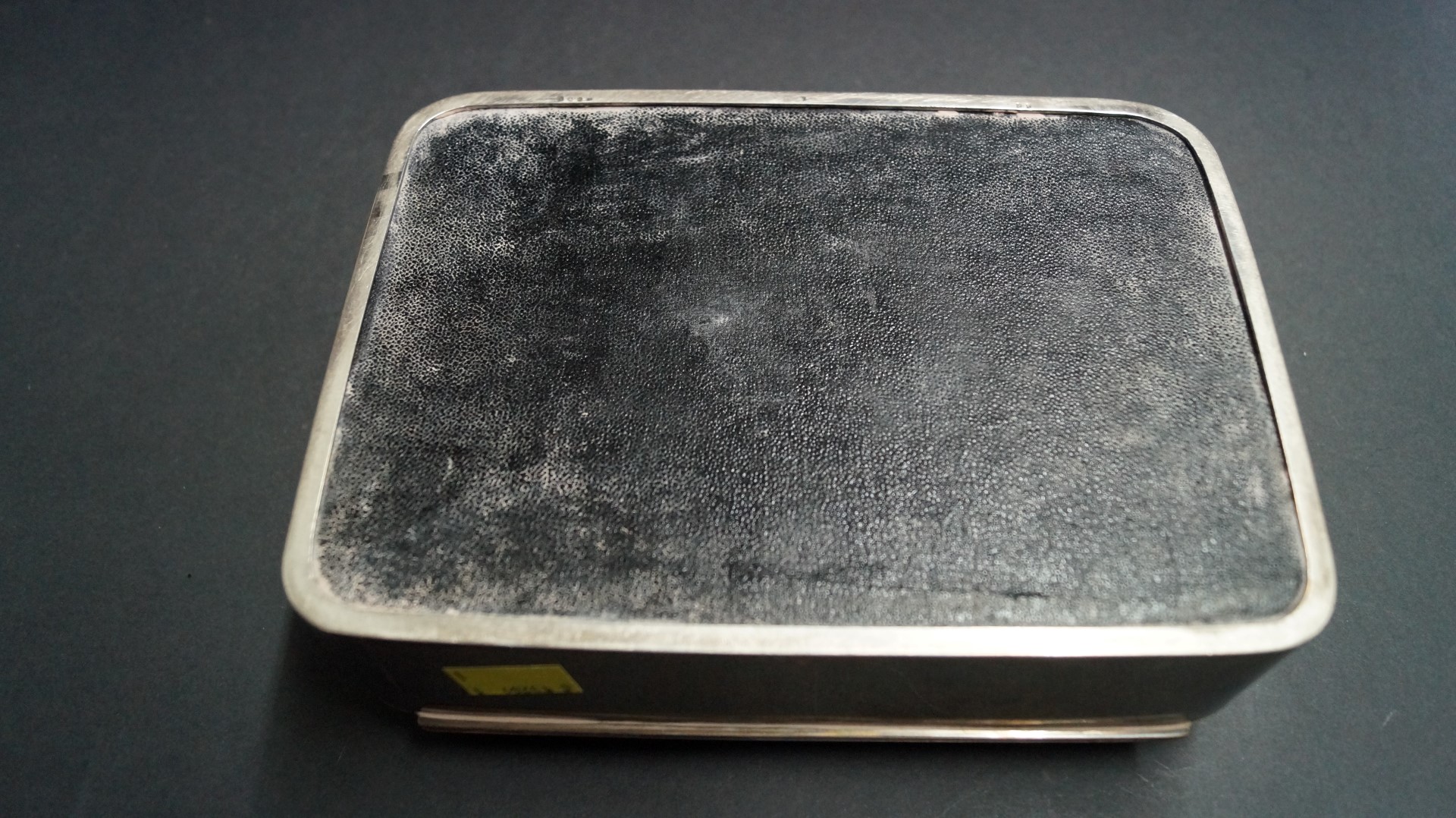 A Victorian silver large cigarette or cigar box, by Walker & Hall, Sheffield 1898, 21.7 x 15.5 x 6. - Image 3 of 4