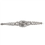 BRAZALETE DE DIAMANTES DE LOS AÑOS 50 en oro blanco. Centro oval con composición floral con dos