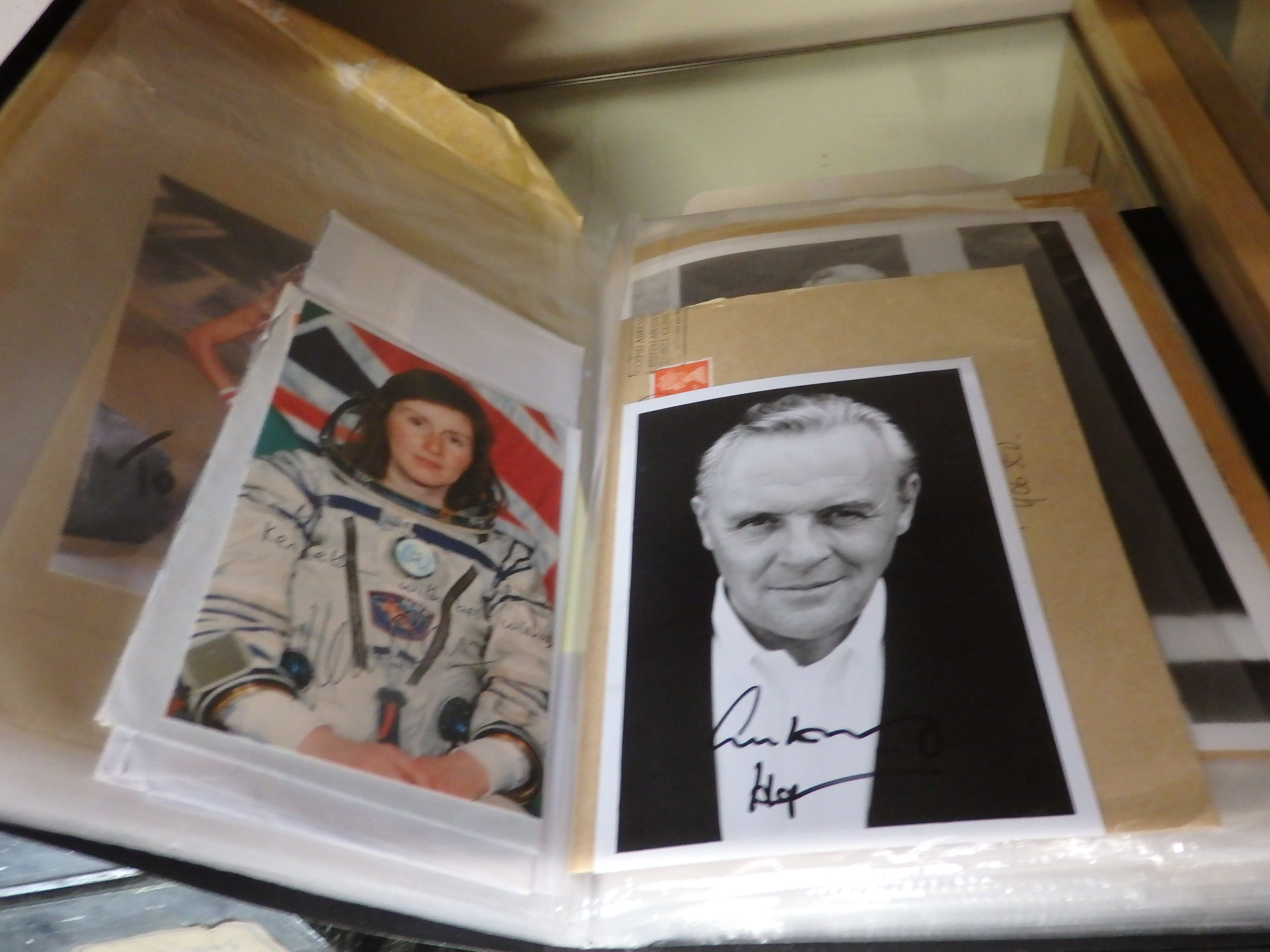 A collection of over 300 genuine autographs - Image 2 of 4