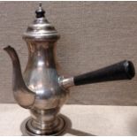 AN EDWARDIAN HALLMARKED SILVER CHOCOLATE POT Of baluster shape, with a circular ebony finial and