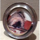 AN EDWARDIAN HALLMARKED SILVER PHOTOGRAPH FRAME Of circular form, with an easel back, Birmingham,