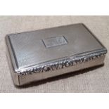 A GEORGIAN HALLMARKED SILVER RECTANGULAR SNUFF BOX With engine turned decoration and the lid