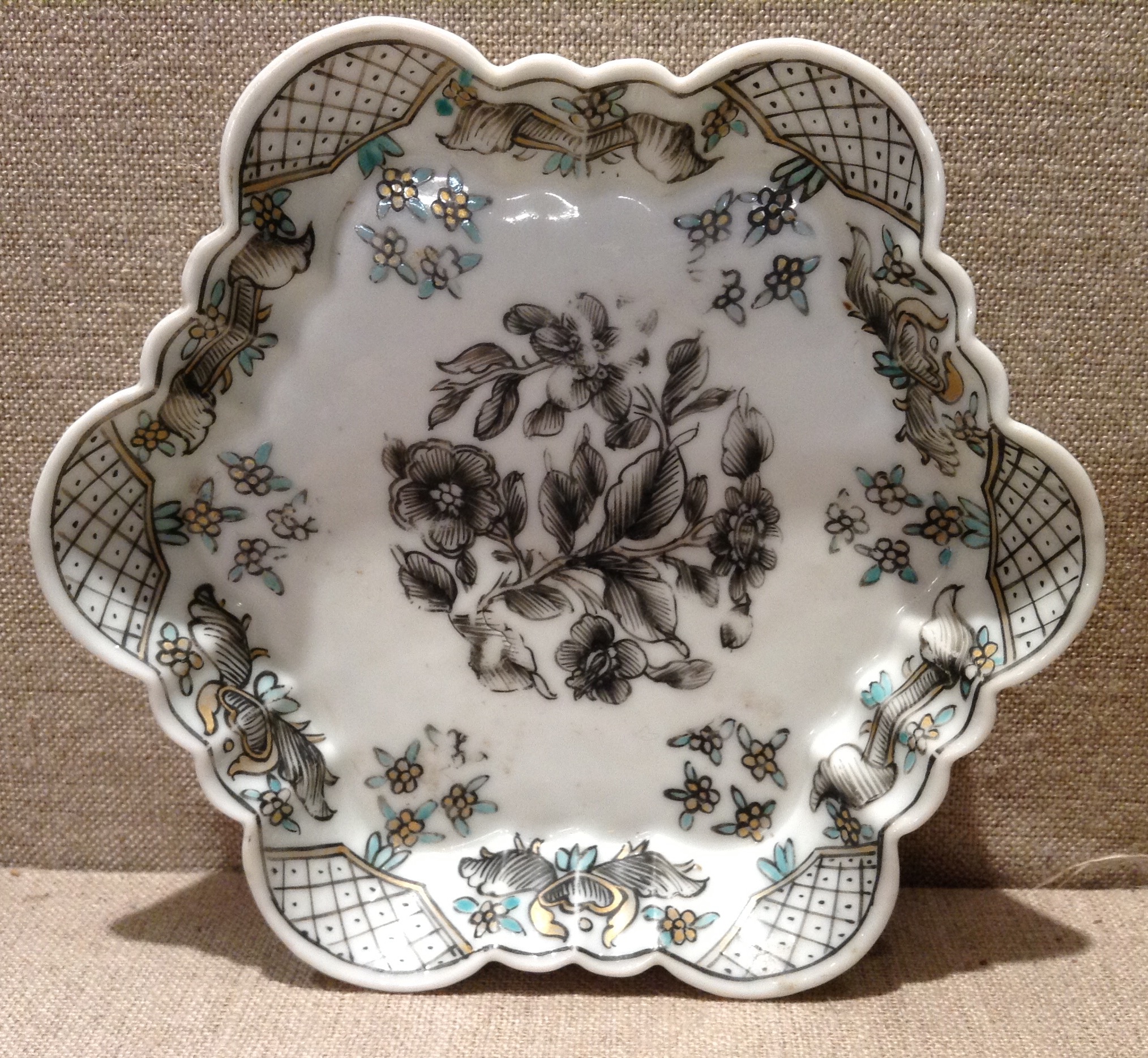 AN 18TH CENTURY CHINESE EXPORT GRISAILLE FAMILLE NIOR PORCELAIN DISH Decorated with central