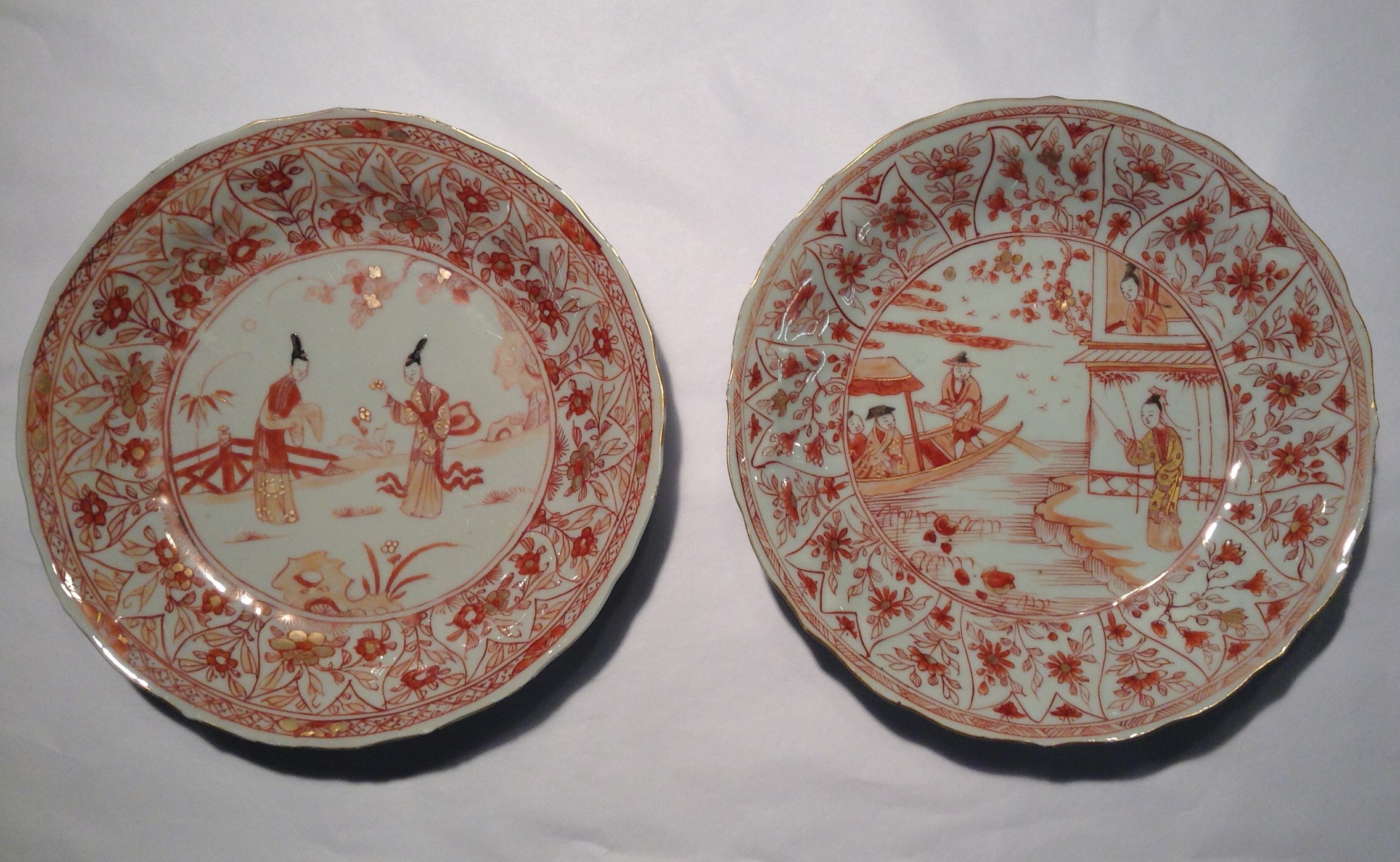 A PAIR OF 18TH CENTURY CHINESE IRON RED PORCELAIN CHARGER/DISHES With scalloped rim, centure medion,