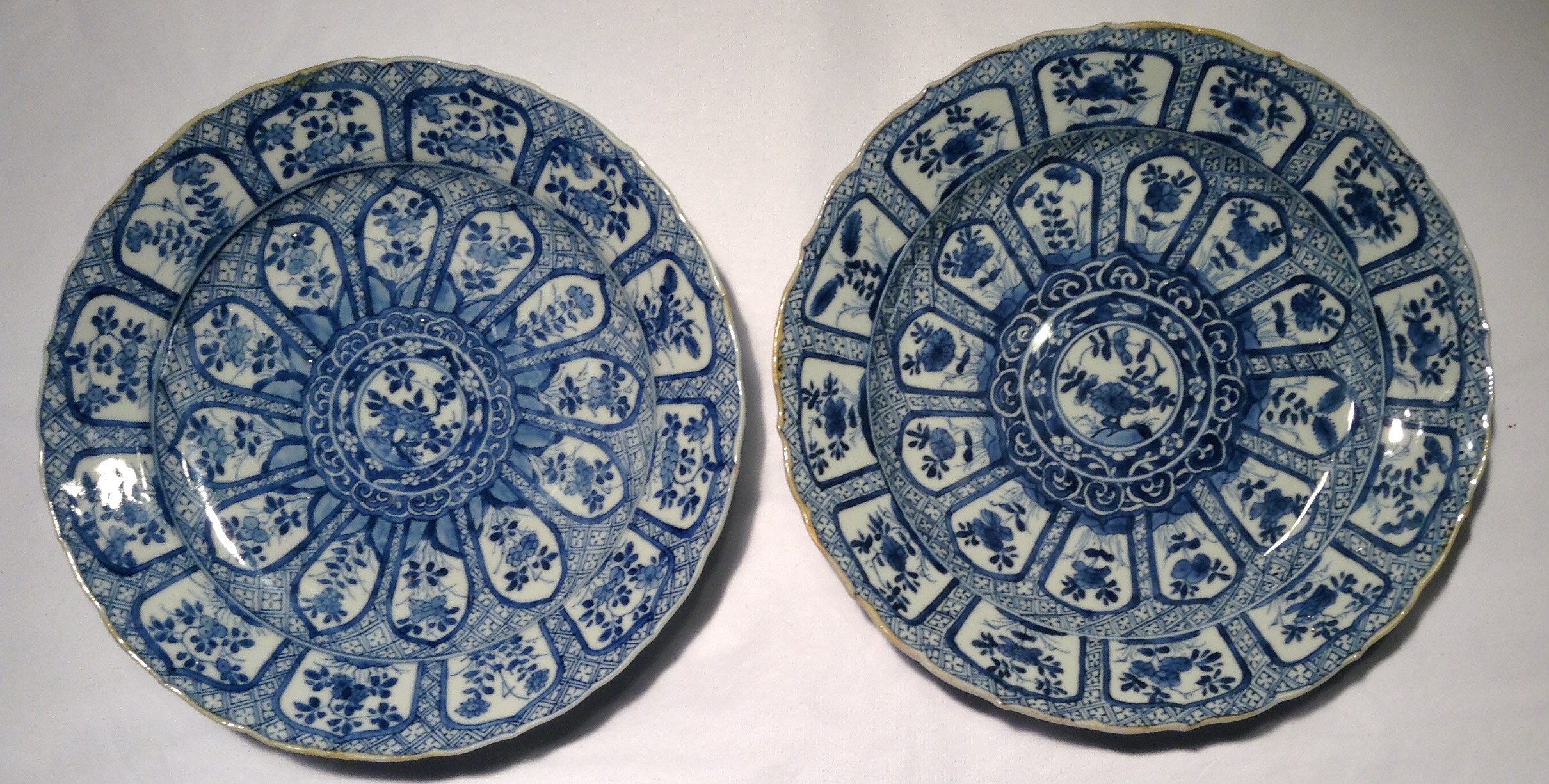 A PAIR OF 18TH CENTURY CHINESE EXPORT PORCELAIN BLUE AND WHITE PLATES Hand painted with a central