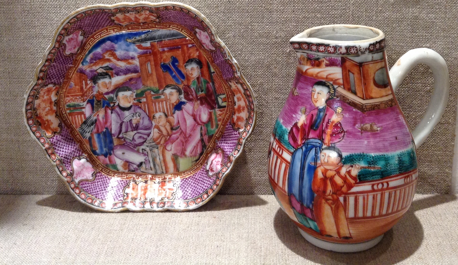 A SET OF 18TH CENTURY FAMILLE ROSE MILK JAR AND SAUCER Decorated with figures in a family - Image 2 of 5