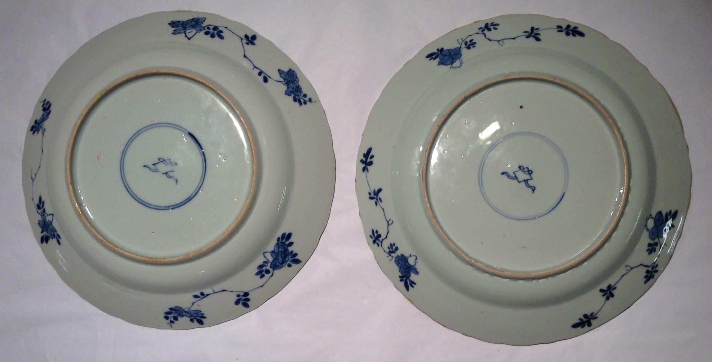 A PAIR OF 18TH CENTURY CHINESE EXPORT PORCELAIN BLUE AND WHITE PLATES Hand painted with a central - Image 2 of 2