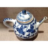 AN 18TH CENTURY KANGXI PERIOD CHINESE EXPORT PORCELAIN BLUE AND WHITE TEAPOT AND COVER Decorated