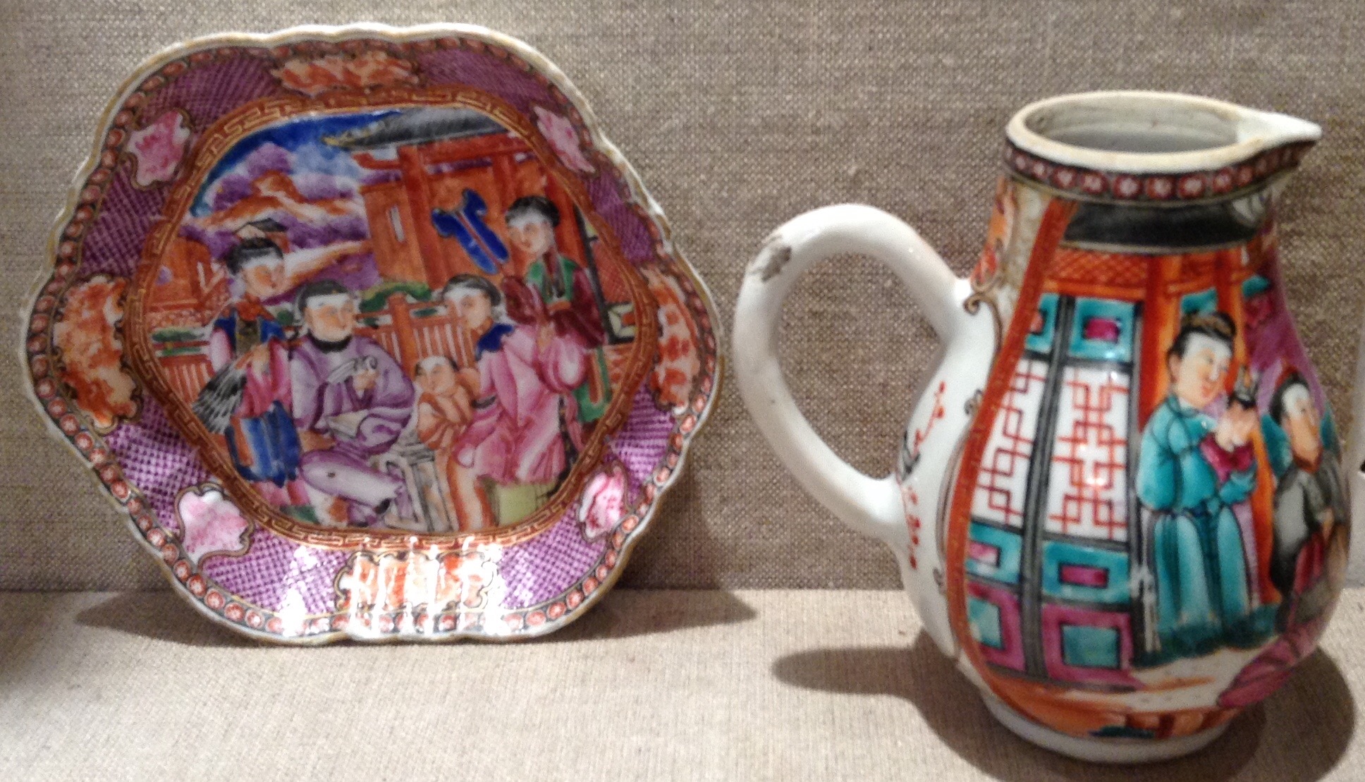 A SET OF 18TH CENTURY FAMILLE ROSE MILK JAR AND SAUCER Decorated with figures in a family