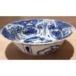 AN 18TH CENTURY KANGXI PERIOD CHINESE EXPORT BLUE AND WHITE KRAK DISH Decorated a medallion in the