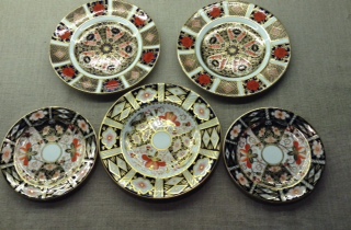 A COLLECTION OF ROYAL CROWN DERBY PORCELAIN PLATES Three side plates and two smaller plates, each