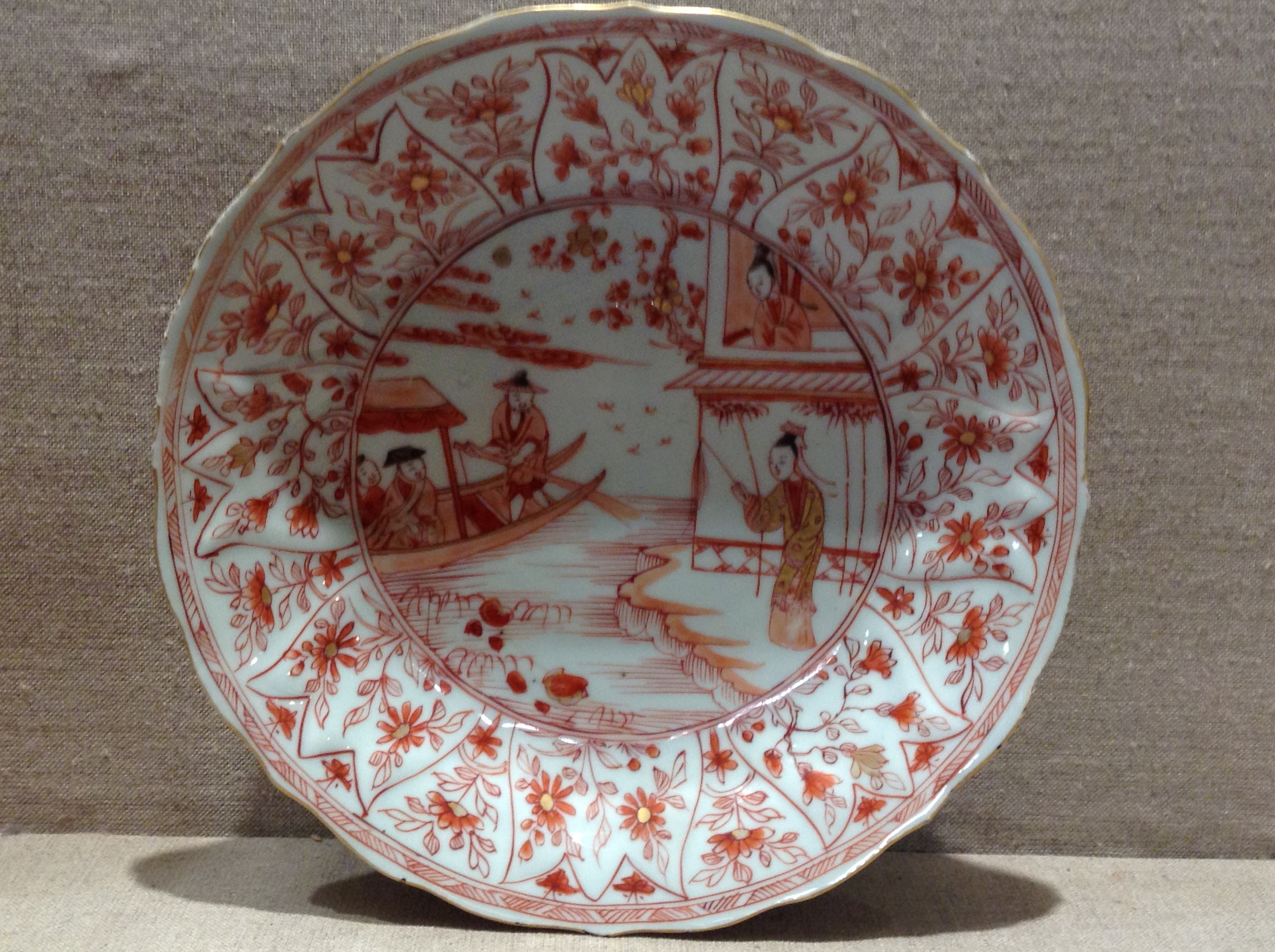 A PAIR OF 18TH CENTURY CHINESE IRON RED PORCELAIN CHARGER/DISHES With scalloped rim, centure medion, - Image 2 of 4