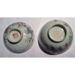 A SET OF 19TH CENTURY CHINESE PORCELAIN FAMILLE VERTE TEA BOWL AND COVER Decorated with a scene of