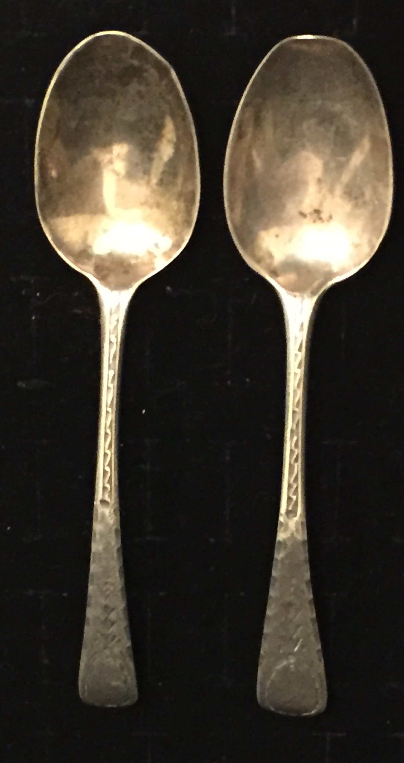 A NEAR PAIR OF GEORGIAN HALLMARKED SILVER TEASPOONS With plain bowl and engraved handle,