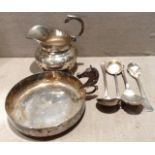 A COLLECTION OF EARLY 20TH CENTURY SILVER PLATED ITEMS Including a cream jug with a scroll handle, a