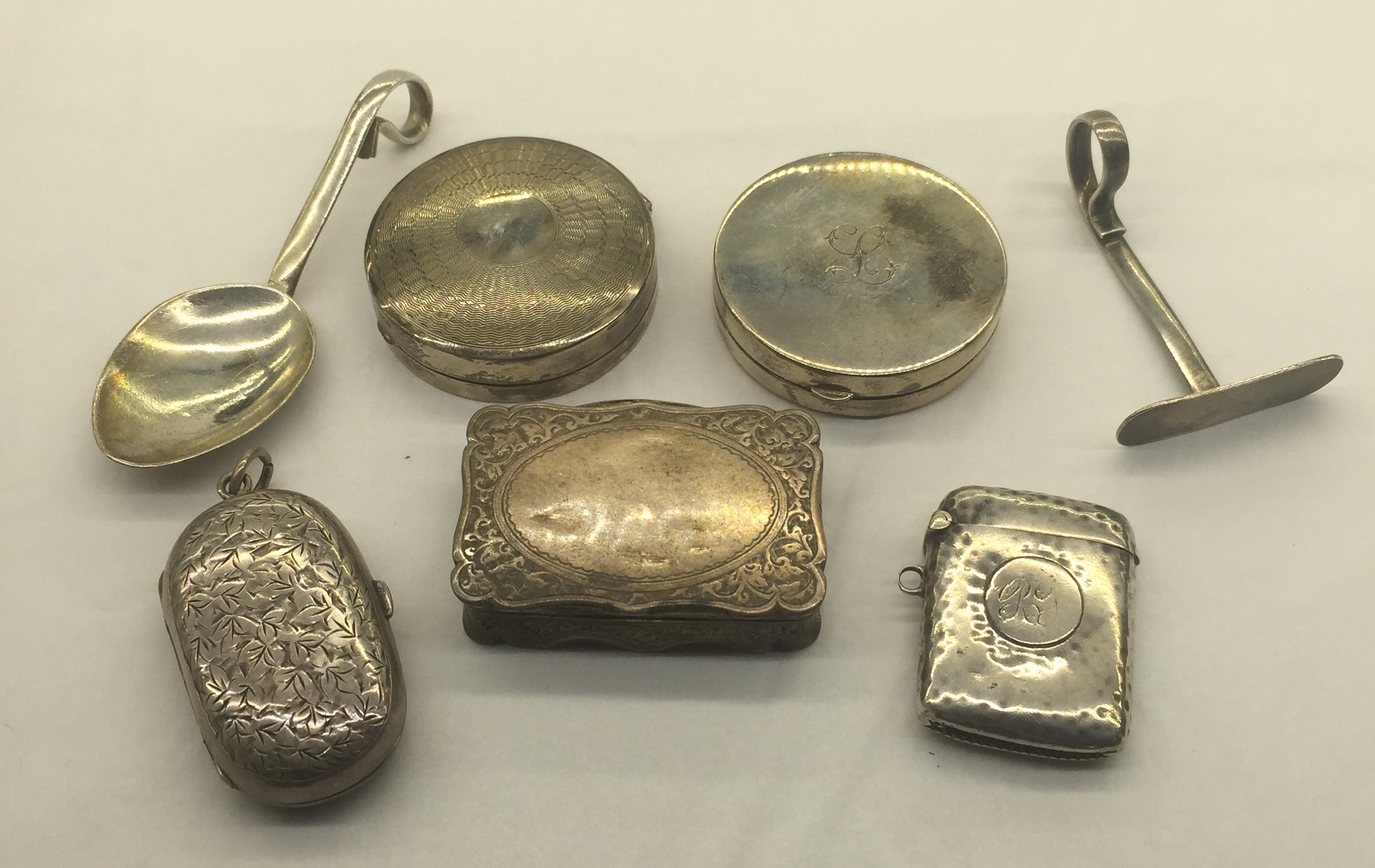 A COLLECTION OF LATE VICTORIAN/EDWARDIAN HALLMARKED SILVER ITEMS To include a pill box, vesta, two