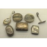 A COLLECTION OF LATE VICTORIAN/EDWARDIAN HALLMARKED SILVER ITEMS To include a pill box, vesta, two