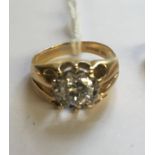 A GENTLEMEN'S HALLMARKED 18CT GOLD AND DIAMOND SINGLE STONE RING The brilliant cut diamond