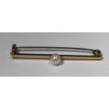 A VINTAGE HALLMARKED 9CT GOLD AND CULTURED PEARL BAR BROOCH The plain square section bar centred