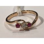 AN EARLY 20TH CENTURY HALLMARKED 15CT GOLD, RED SPINEL AND DIAMOND THREE STONE RING The round cut