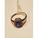 A VINTAGE HALLMARKED 9CT GOLD, BLUE SPINEL AND CLEAR GEMSTONE CLUSTER RING The oval facet spinel
