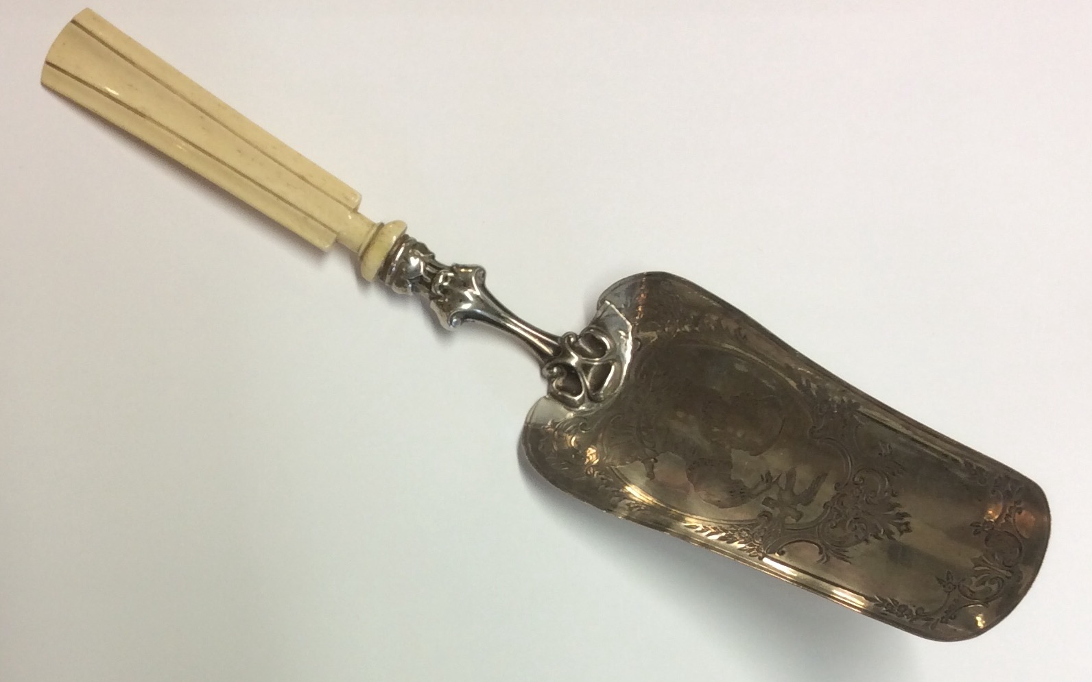 AN 18TH/19TH CENTURY DUTCH SILVER CAKE SLICE Bearing an engraving of a young gentleman in period