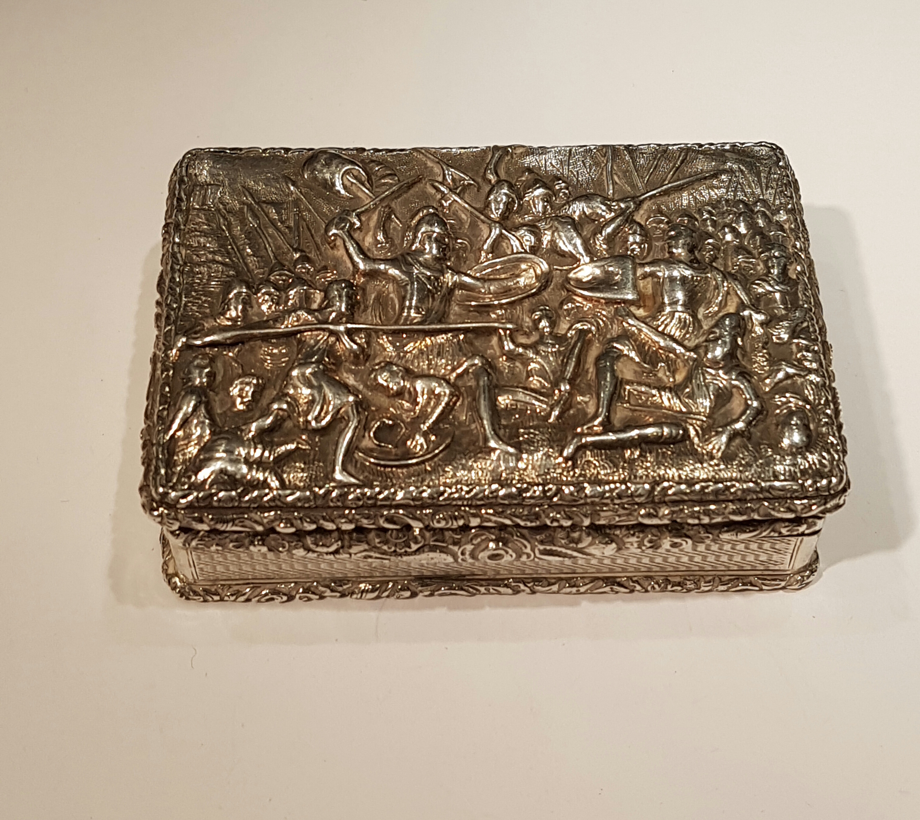 FIRST HALF OF THE 19TH CENTURY, A HALLMARKED SILVER SNUFF BOX With battle scene to hinged cover