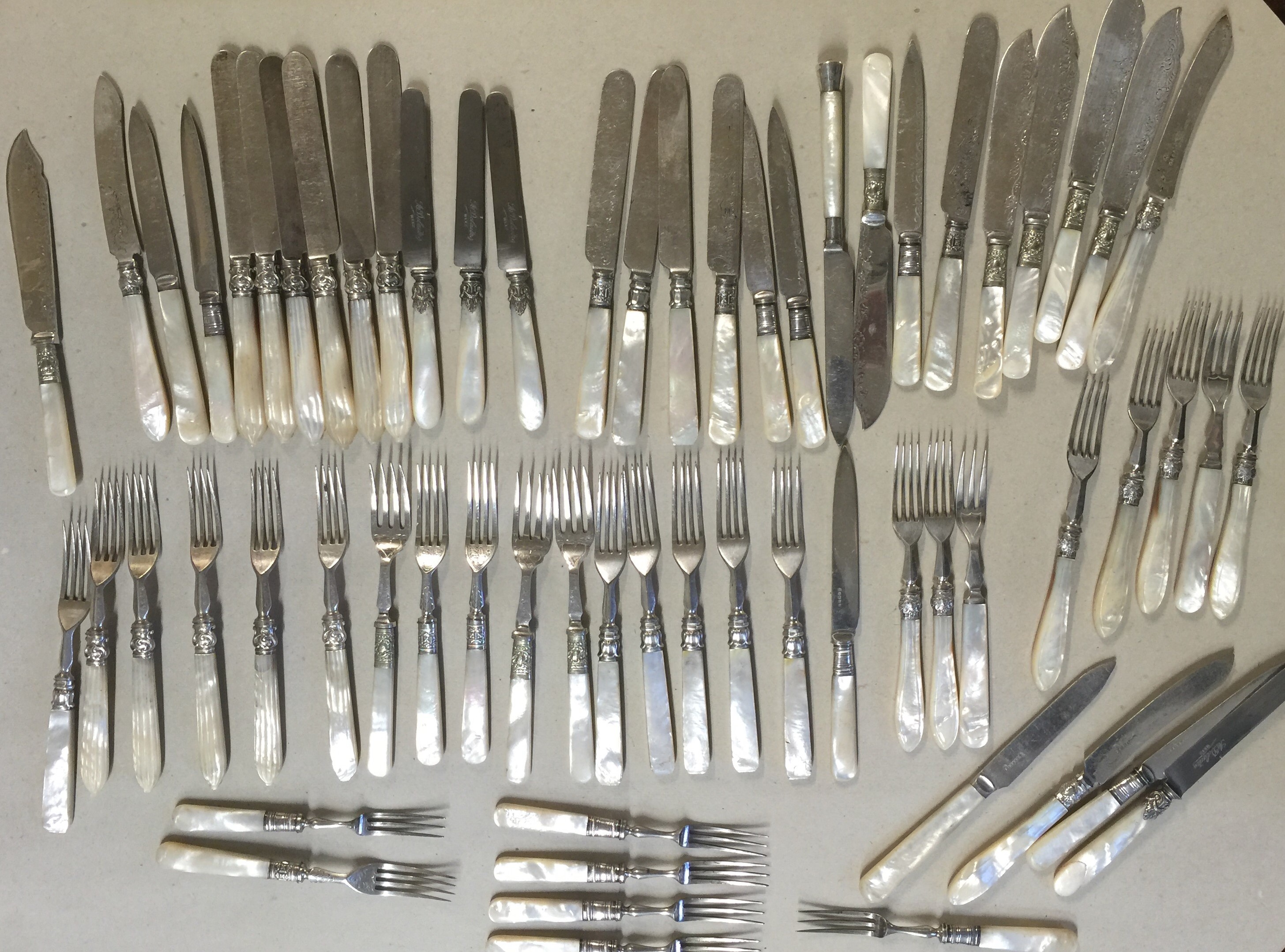 A LARGE COLLECTION OF VICTORIAN/EDWARDIAN MOTHER OF PEARL HANDLED CUTLERY.