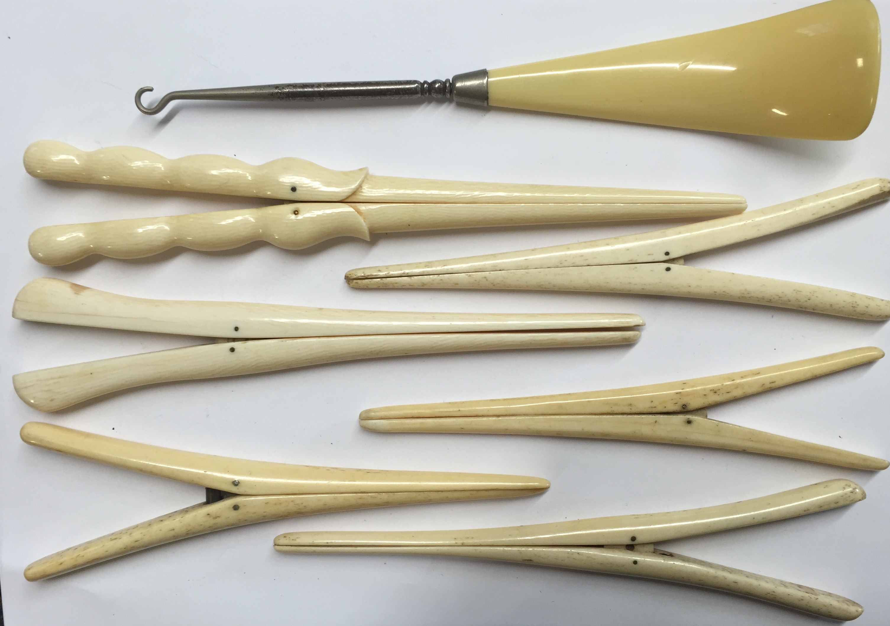 A COLLECTION OF VICTORIAN/EDWARDIAN IVORY/BONE GLOVE STRETCHERS Along with a button hook, shoehorn - Image 2 of 3