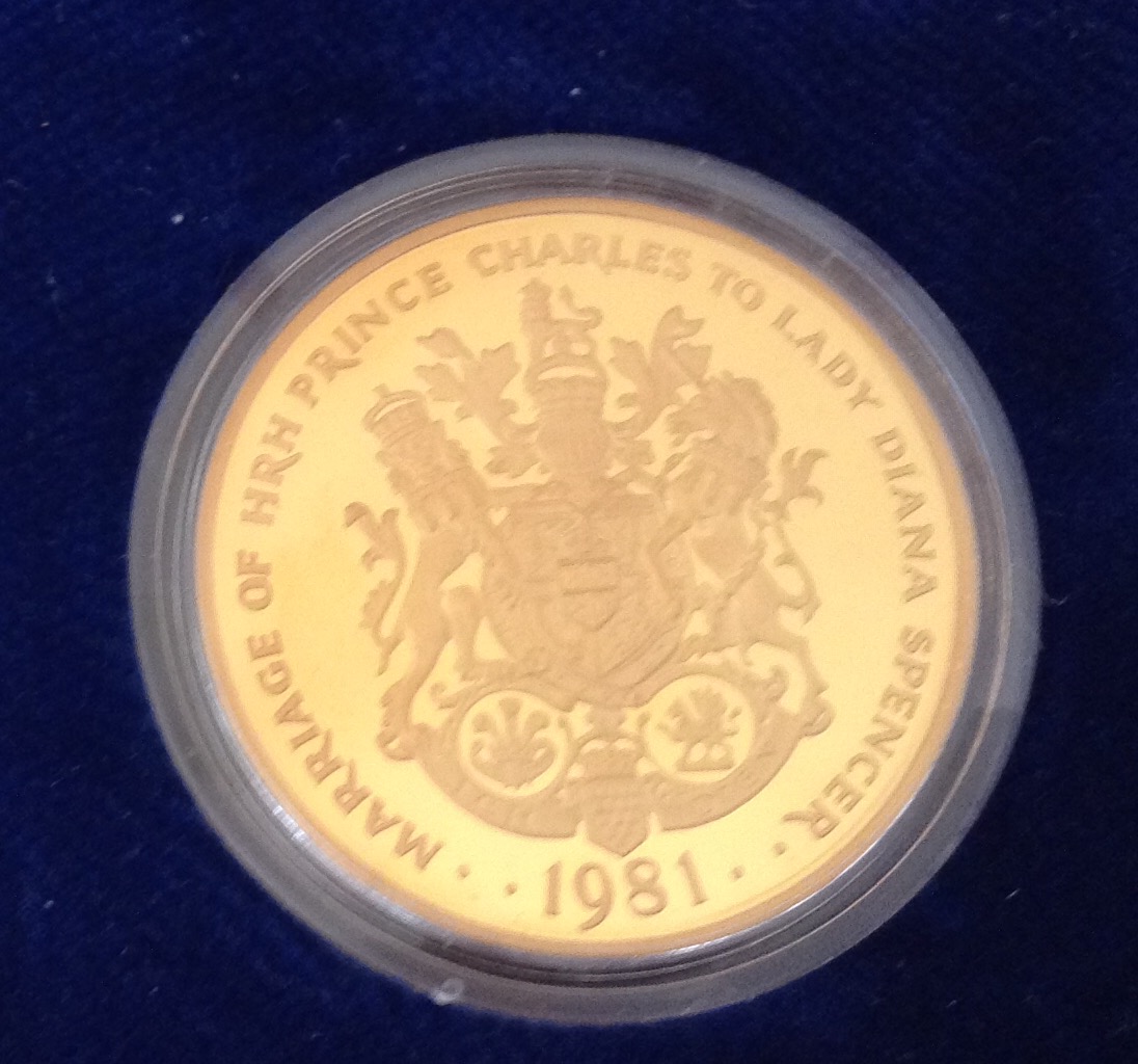 A 20TH CENTURY 24CT GOLD ONE TROY OUNCE COMMEMORATIVE COIN Celebrating the marriage of Prince - Image 2 of 3