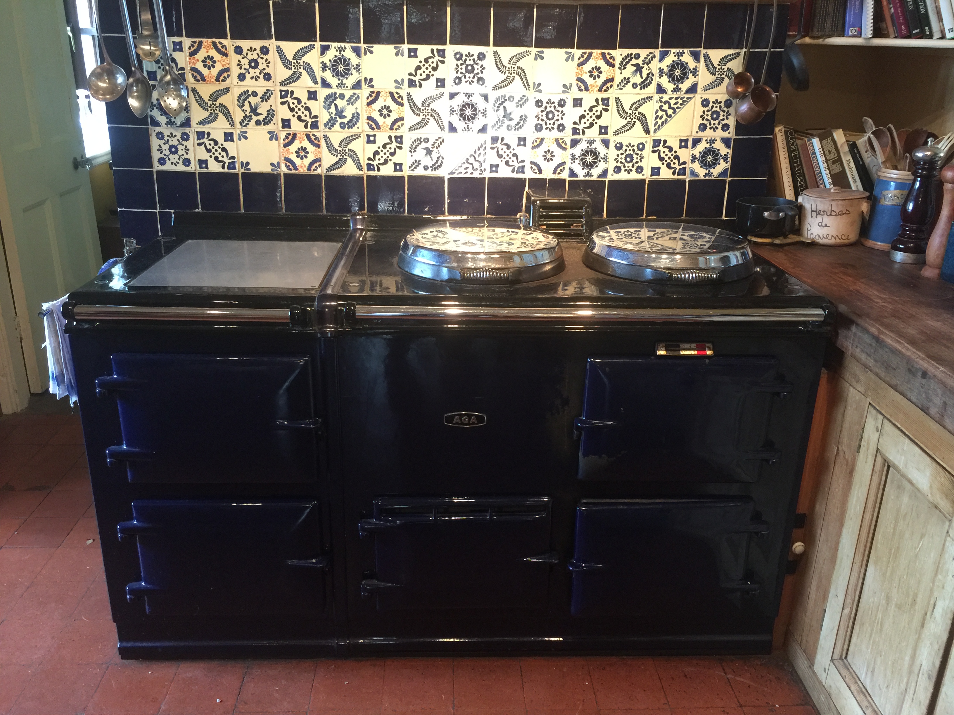 AGA, A BLUE ENAMELLED OIL BURNING STOVE. (approx 148cm x 75cm x 85cm)