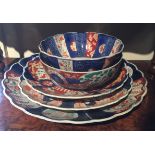 A COLLECTION OF LATE 19TH/EARLY 20TH CENTURY CHINESE IMARI CHARGERS AND BOWLS. (largest d 40cm)