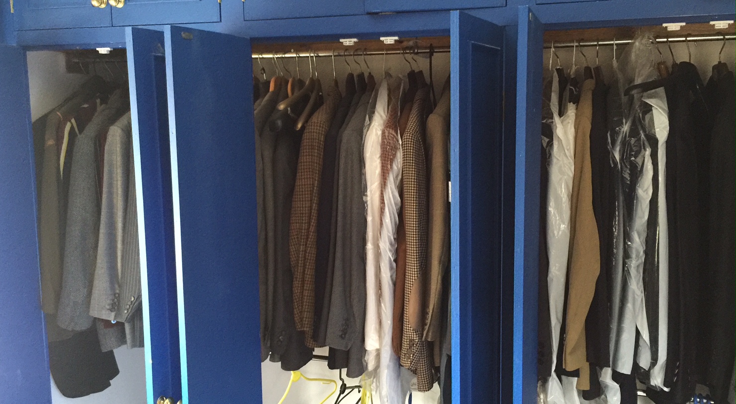 A LARGE COLLECTION OF GENTLEMAN'S SUITS AND SPORTING JACKETS.